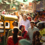 Eugene Levy nel Rajasthan, in India, nella terza stagione di “In viaggio con Eugene Levy”, ora disponibile su Apple TV