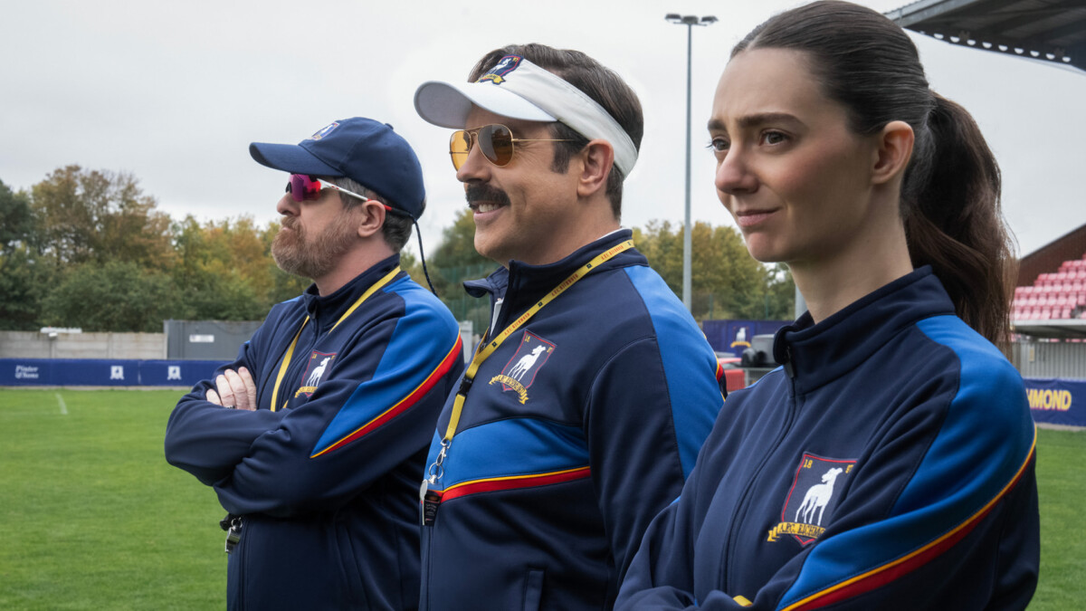 Brendan Hunt, Jason Sudeikis e Tanya Reynolds in "Ted Lasso", in anteprima il 5 agosto 2026 su Apple TV.