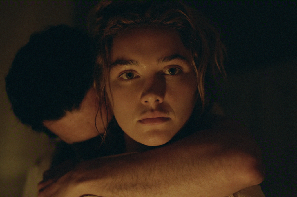 Christopher Abbott nei panni di Adam Trask, Florence Pugh nei panni di Cathy Ames nella serie Netflix East of Eden