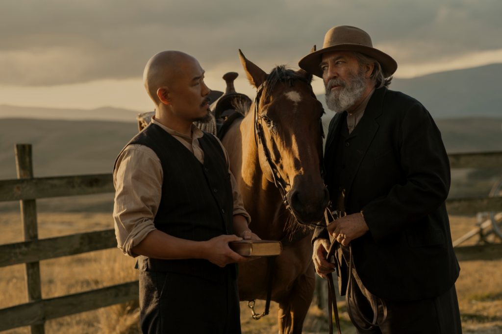 Hoon Lee nei panni di Lee, Ciarán Hinds nei panni di Samuel Hamilton in 'East of Eden' di Netflix