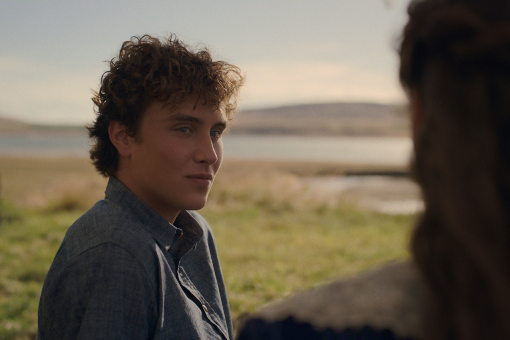 Joseph Zada ​​nel ruolo di Cal Trask nella serie Netflix East of Eden