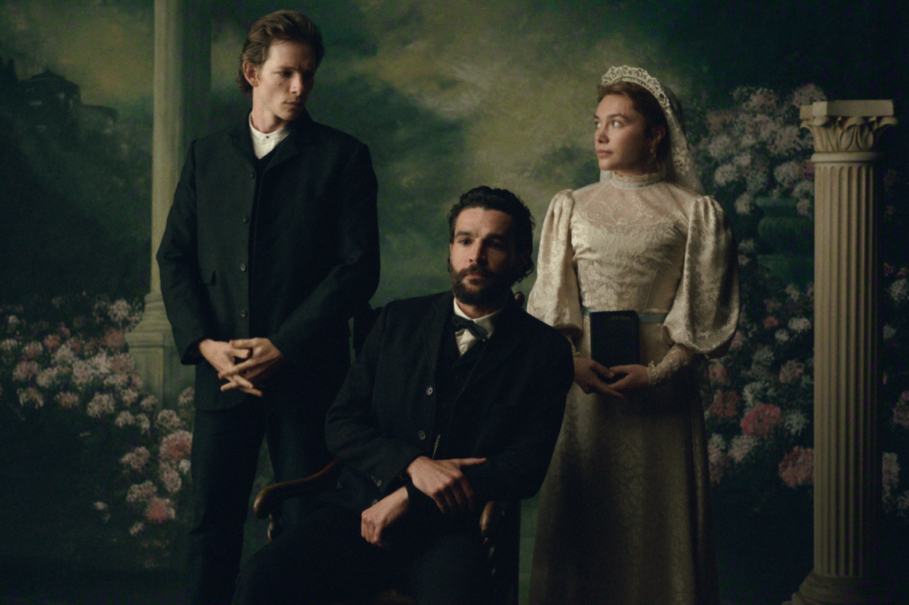Mike Faist nei panni di Charles Trask, Christopher Abbott nei panni di Adam Trask, Florence Pugh nei panni di Cathy Ames in 'East of Eden' di Netflix