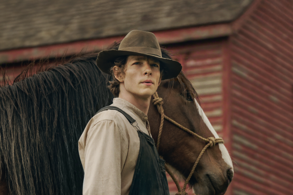 Mike Faist nel ruolo di Charles Trask nella serie Netflix East of Eden