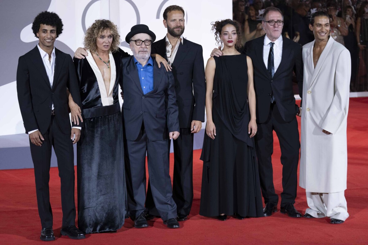 Venezia 83: Gianni Amelio e il cast sul red carpet del Lido