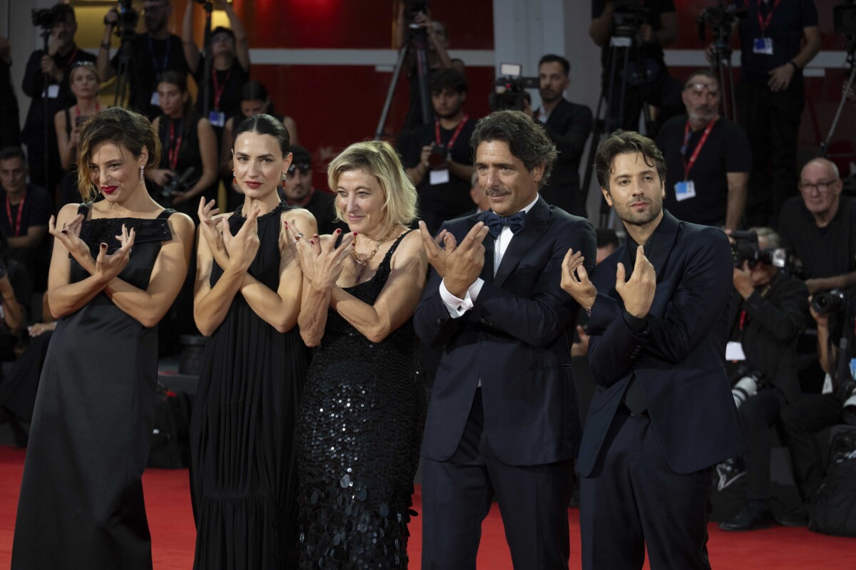 L’Estranea sul red carpet di Venezia 83: Paolo Strippoli sfila con tutto il cast