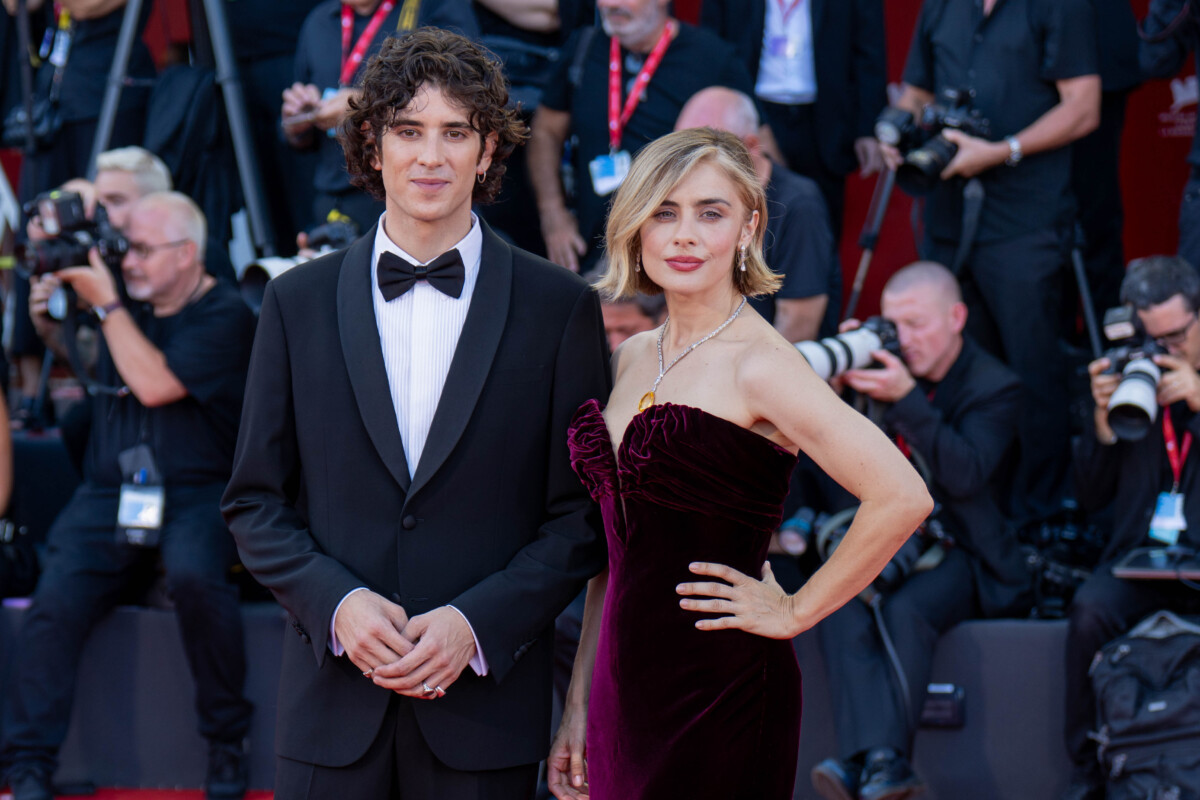 Venezia 83, le foto di Greta Scarano e Nicolas Maupas sul primo red carpet