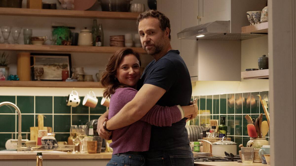 Esther Smith e Rafe Spall in "Trying", ora disponibile in streaming su Apple TV.