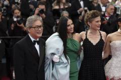 Isaach de Bankolé - Demi Moore - Park Chan-wook - Cannes 79 - Foto Martina Dal Piano - Think Movies