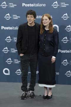 Jesse Eisenberg e Julianne Moore - Festa del Cinema di Roma 2026 - foto Luigi de Pompeis - Think Movies