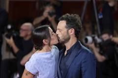 Sosie Bacon e Scoot McNairy - a Venezia 83 - foto Martina Dal Piano per Think Movies