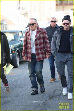 bruce-springsteen-visits-jeremy-allen-white-on-deliver-me-from-nowhere-set-in-nj-43
