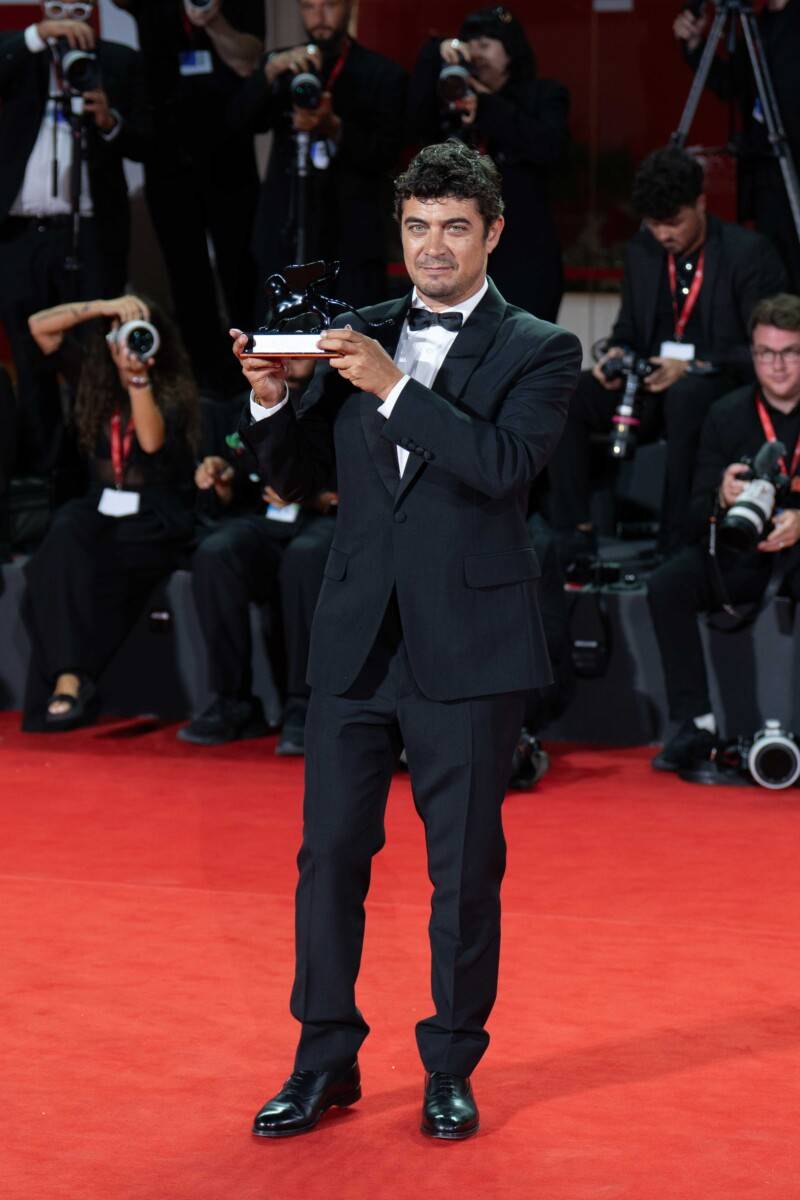 Riccardo Scamarcio a Venezia 83 - miglior attore Orizzonti - foto Martina Dal Piano per Think Movies