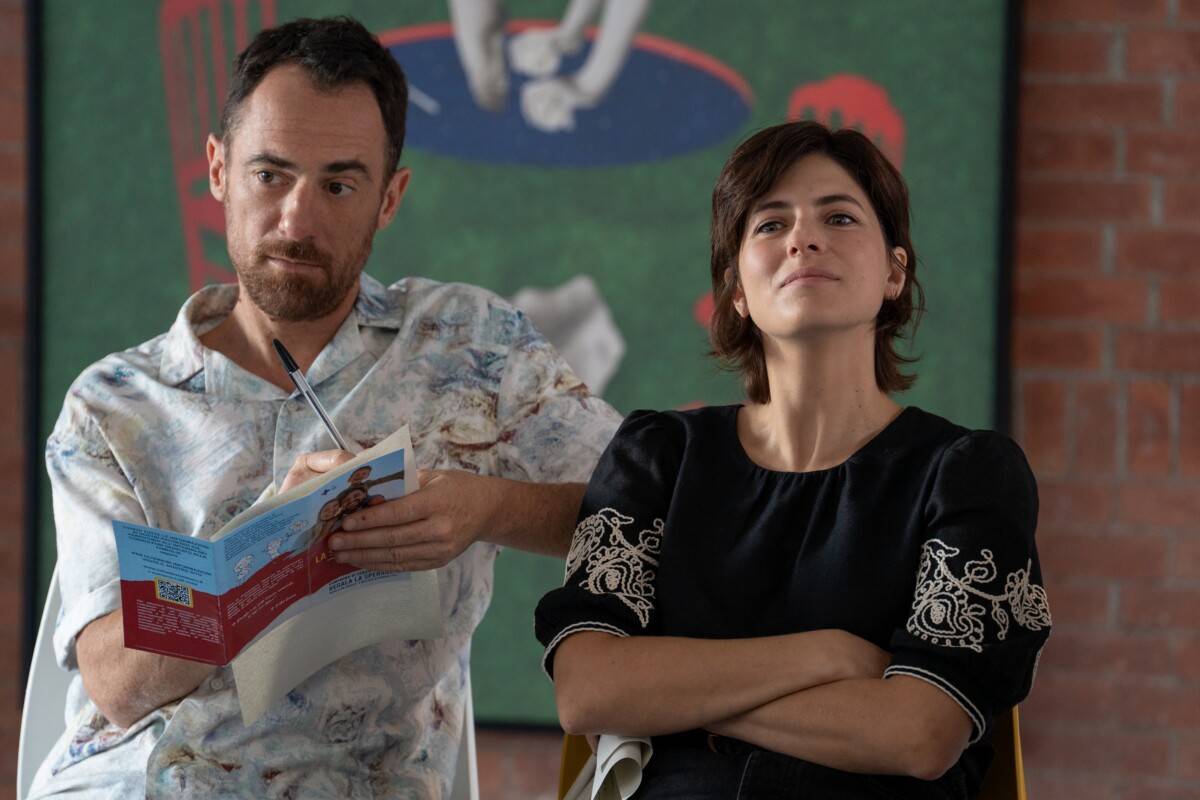 Noi un po’ peglio. (L to R) Elio Germano as Simone, Maria Chiara Giannetta as Lucia in Noi un po’ peglio. Cr. Antonio Faccilongo/Netflix © 2026