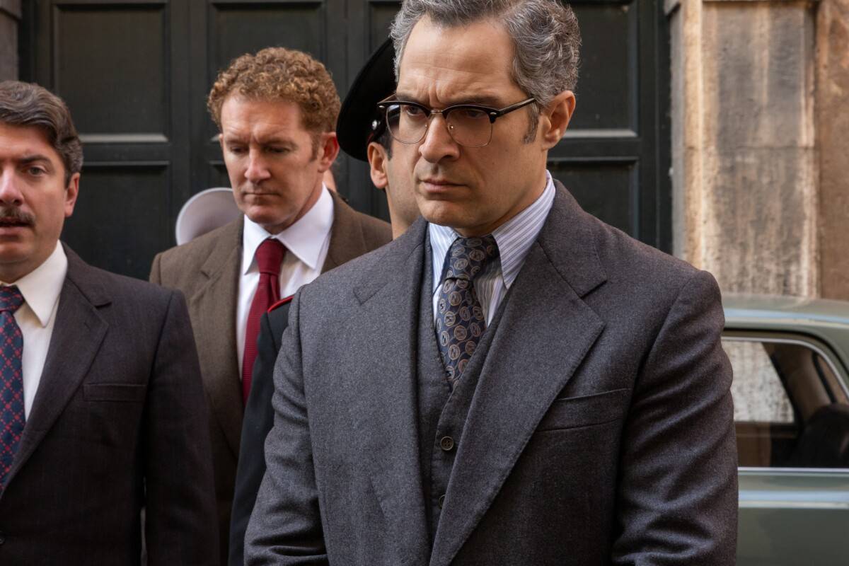 Il Falsario. Claudio Santamaria as Il Sarto in Il Falsario. Cr. Lucia Iuorio/Netflix © 2025